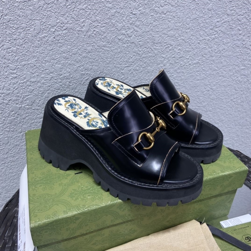 G*u*i slippers